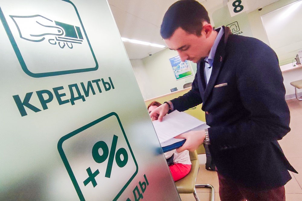 Банки тщательно оценивают заемщиков, тратящих на выплату долга более половины дохода.
