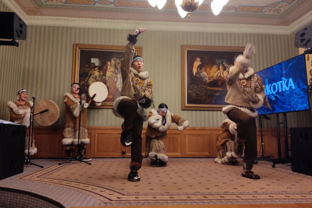 Эскимосский фольклорный ансамбль "Атасикун" радовал гостей на вечере