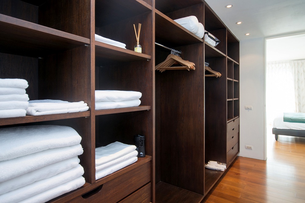 Встроенные шкафы зарекомендовали себя как оптимальное решение для квартир любого размера - от компактных студий до просторных апартаментов. 