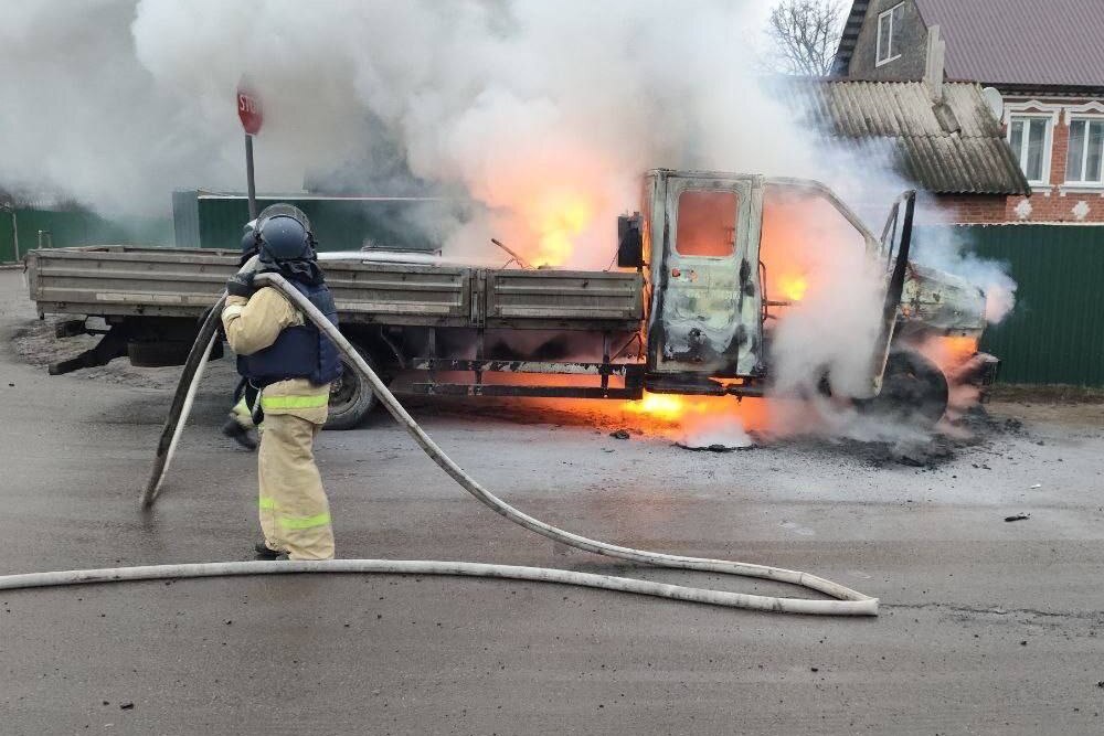 В белгородской Борисовке грузовик уничтожен огнем, ранен мужчина.