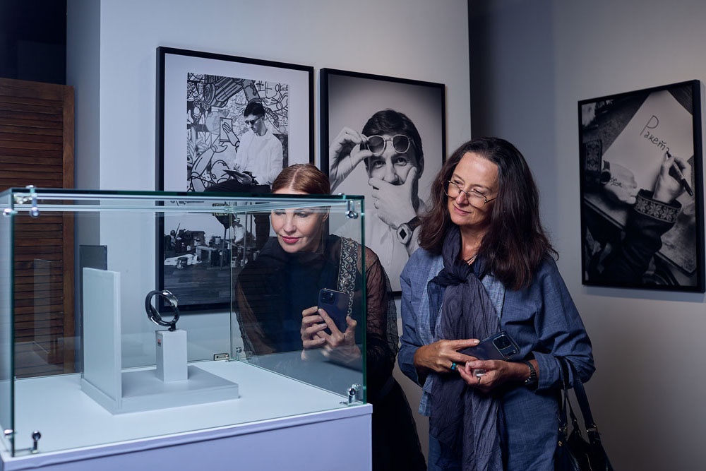 Гости выставки интересуются и фотопроектом, и часами "Ракета".