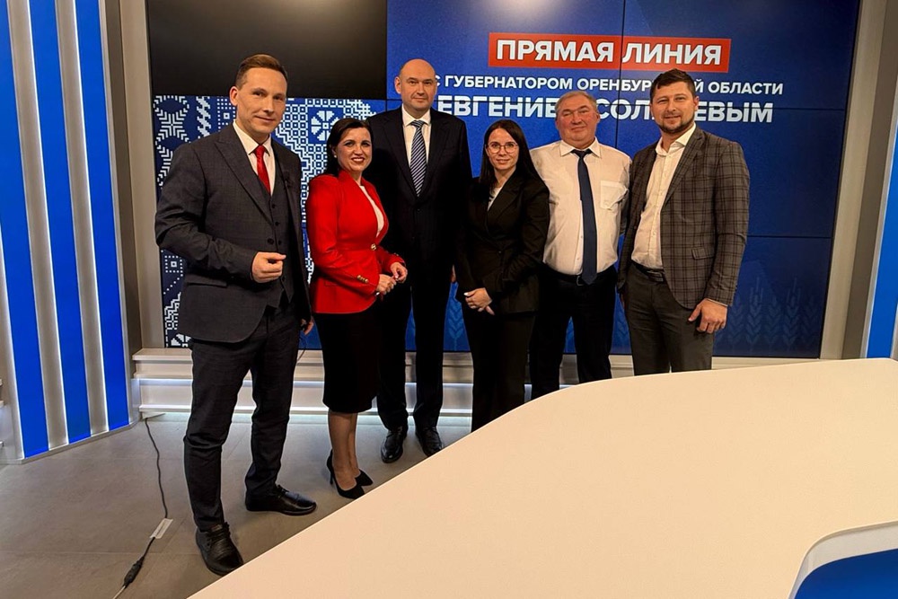 В ходе прямой линии с губернатором Оренбуржья Евгением Солнцевым (в центре) было принято более 4000 обращений. В ходе прямой линии с губернатором Оренбуржья Евгением Солнцевым (в центре) было принято более 4000 обращений.