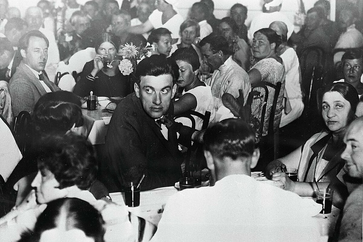 Маяковский прибыл в Сочи в июле 1929 года, много выступал. Маяковский прибыл в Сочи в июле 1929 года, много выступал.