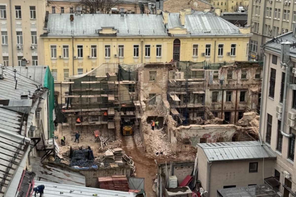 Фасадная стена - все, что осталось от дома архитектора Матвея Казакова. Без этого зодчего сложно представить Москву. Фасадная стена - все, что осталось от дома архитектора Матвея Казакова. Без этого зодчего сложно представить Москву.