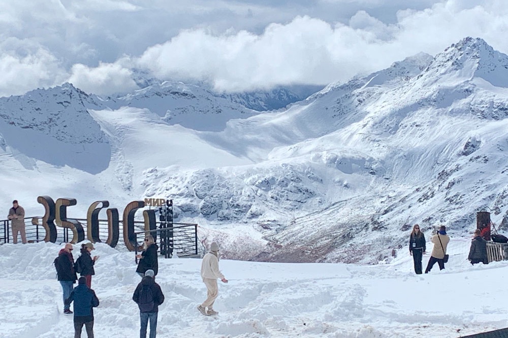 Высшая точка общедоступной канатки до начала сезона - 3500 м.