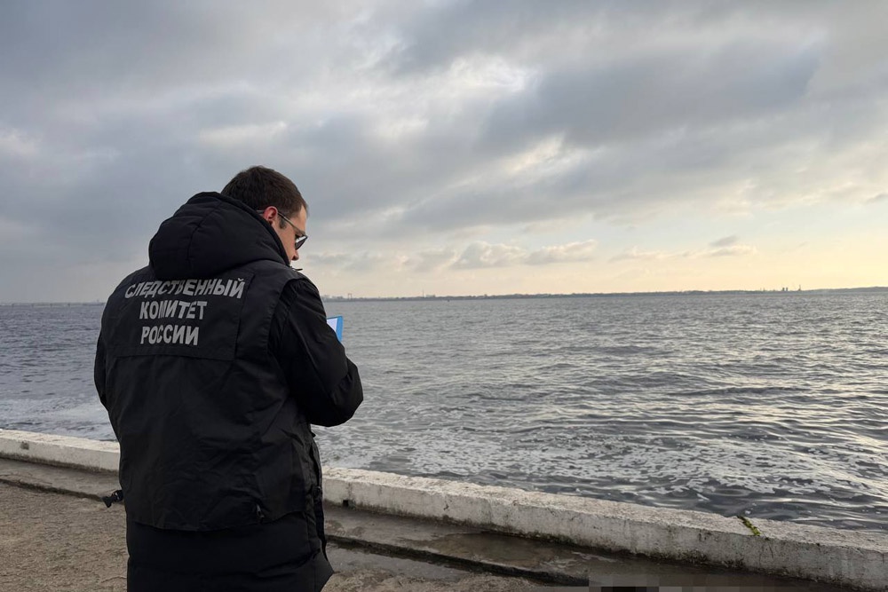 На месте происшествия работают следователи.