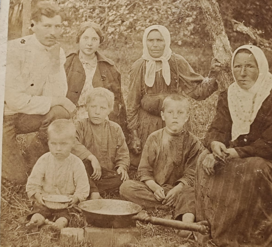 Варка варенья в селе Кишлеево Владимирского уезда 1 августа 1914 года. Сидит слева с миской - отец автора этого материала.