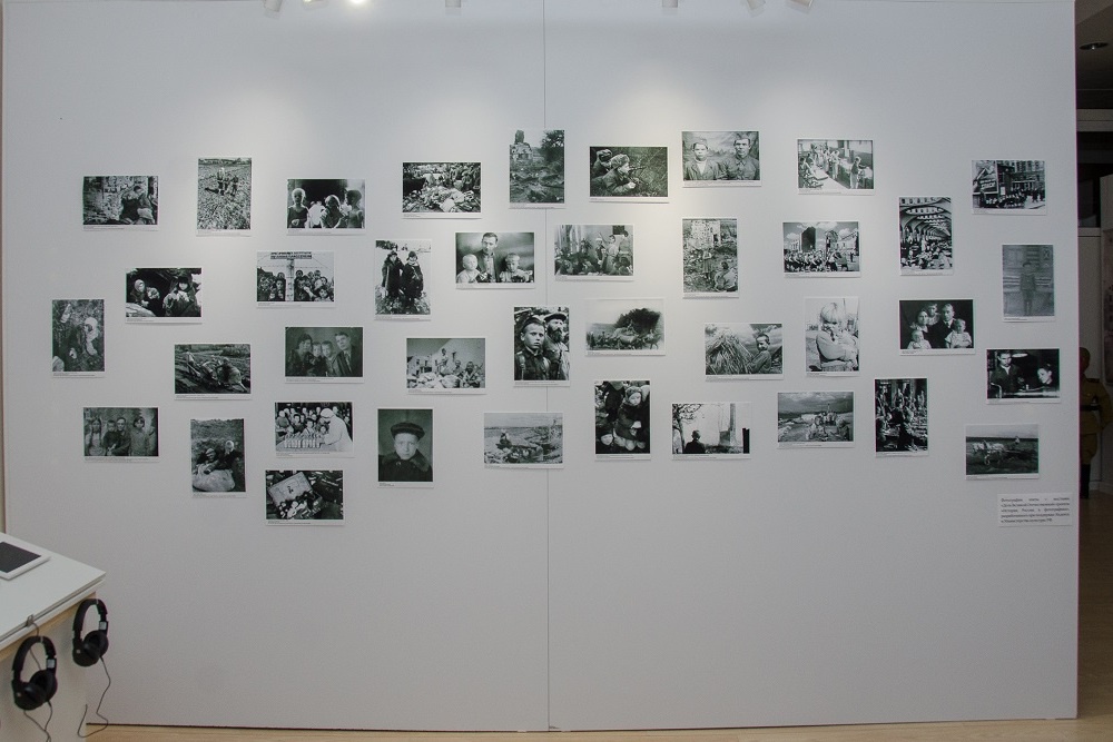 На выставке представлены фотодокументы военного времени.