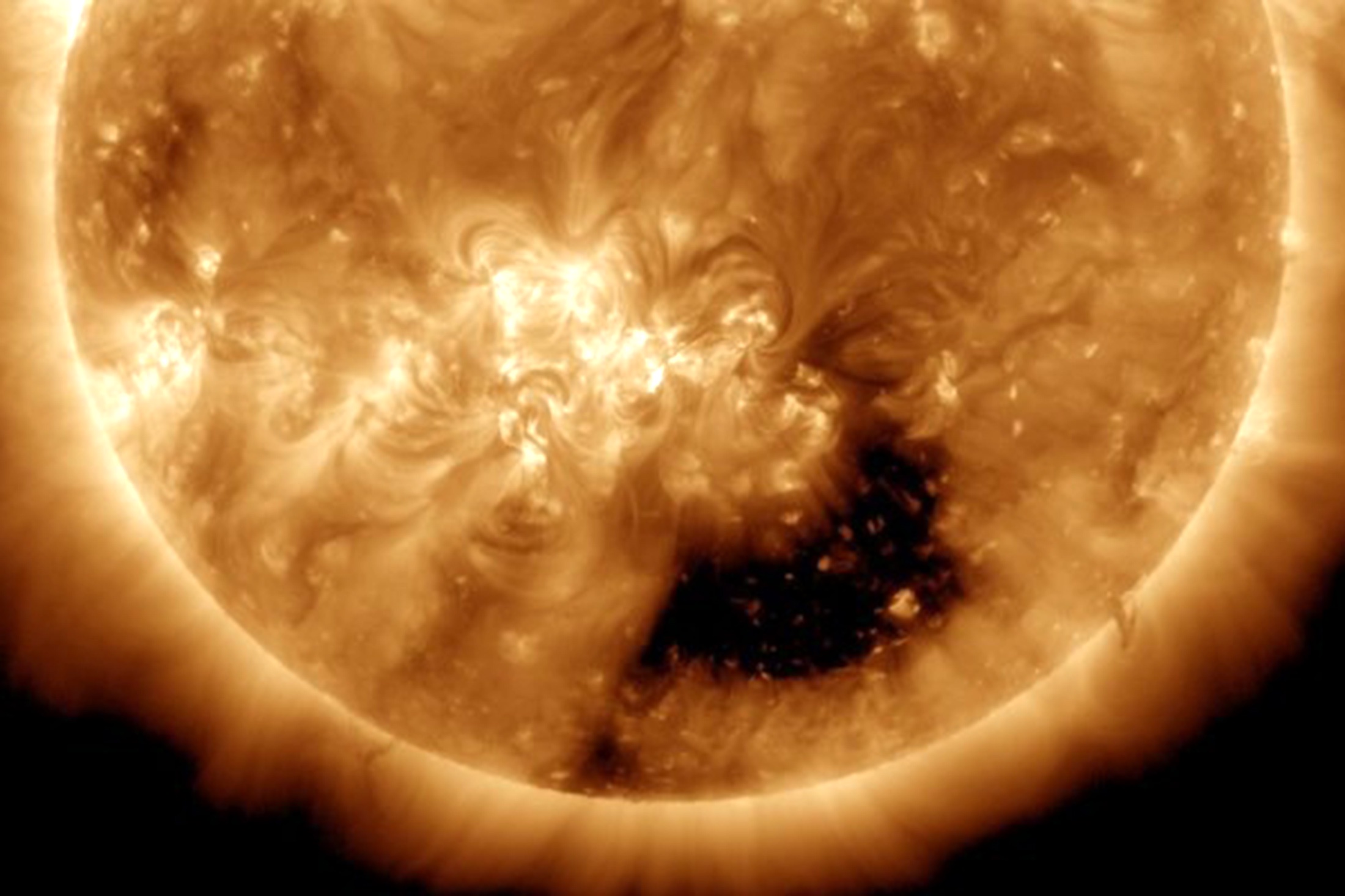 Крупная корональная дыра на Солнце &mdash причина магнитной бури 23-24 марта 2023 года.