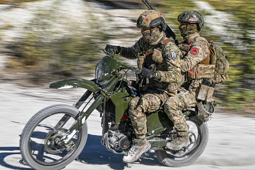 С танков и бронетранспортеров бойцы, штурмующие новые населенные пункты, пересели на более скоростные мотоциклы, багги и квадроциклы.