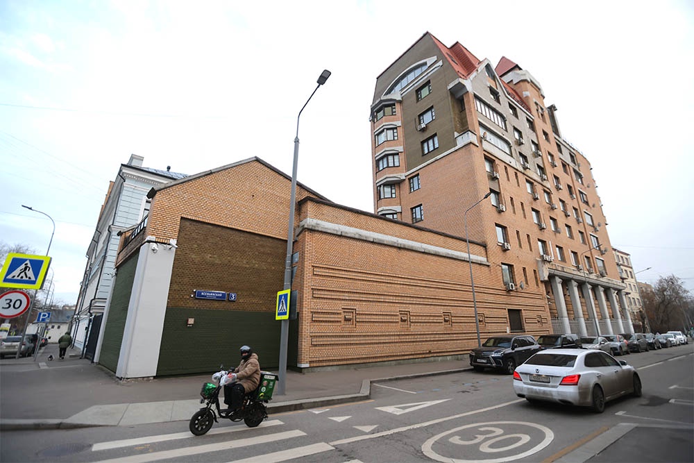 Дом в Ксеньинском переулке, где находится квартира, проданная певицей.