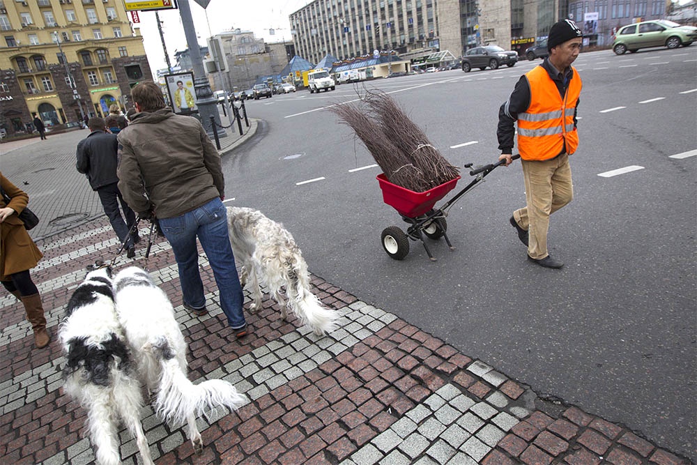 Многие москвичи еще не доставали зимние куртки и ходят без шапок.