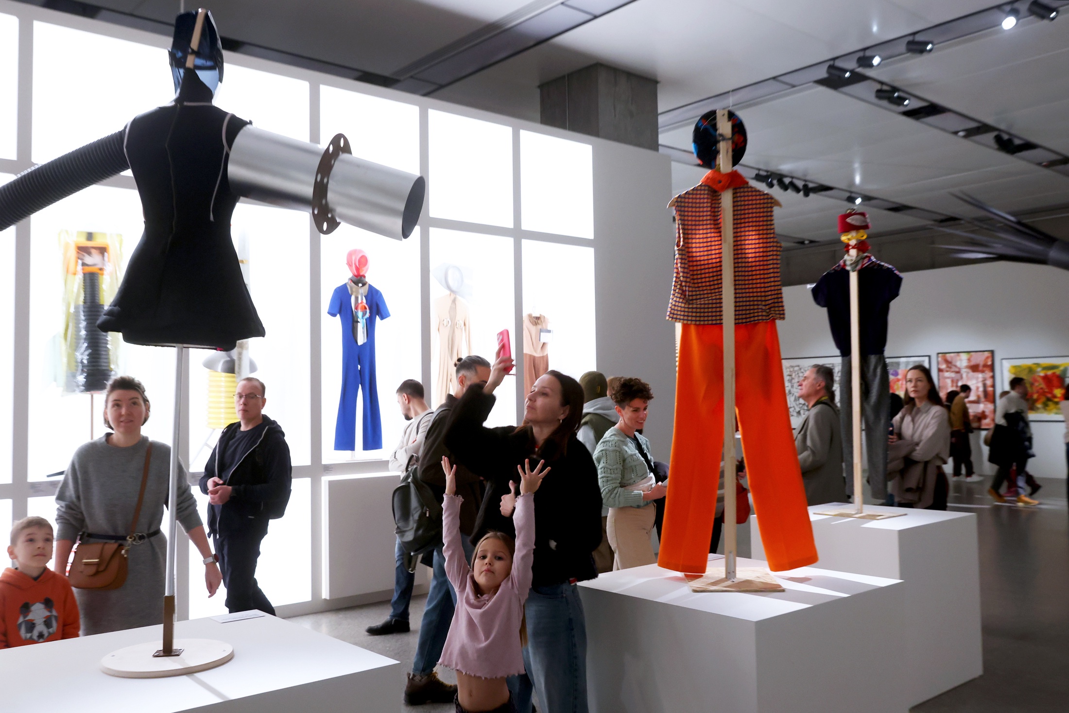 Музейная экспозиция собрана как пазл, из контрастных проектов. От грешной земли - к высотам птичьего полета. Музейная экспозиция собрана как пазл, из контрастных проектов. От грешной земли - к высотам птичьего полета.