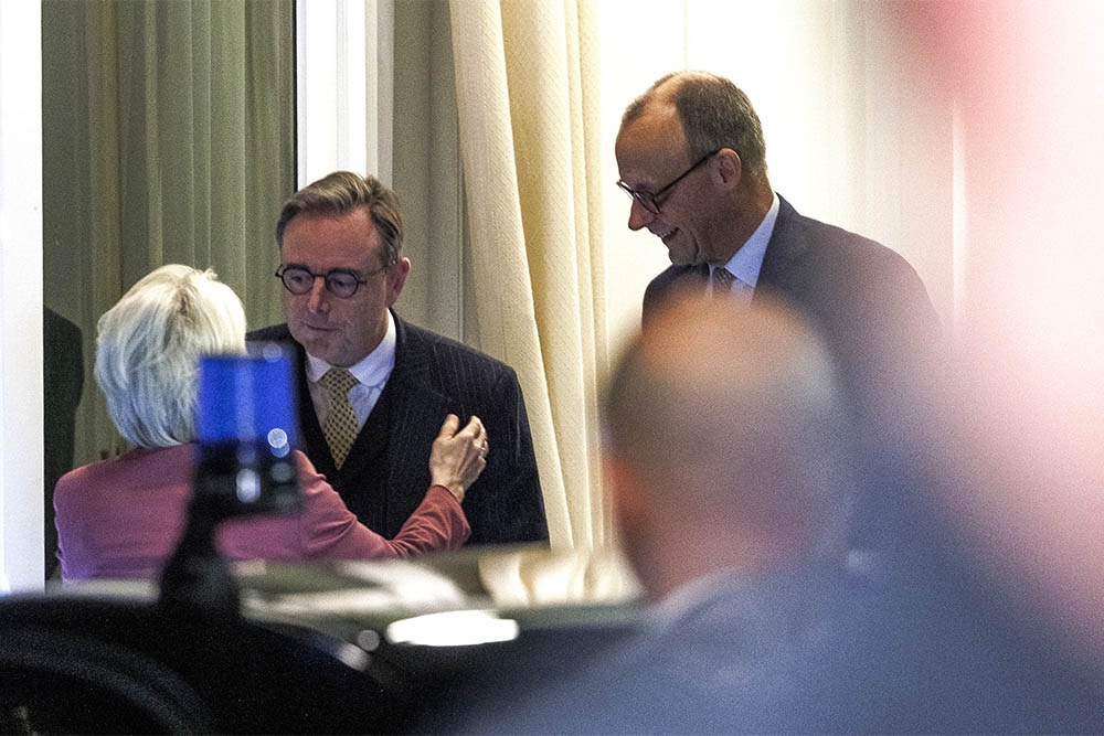 Журналисты смогли заснять тайную, но безрезультатную встречу Урсулы фон дер Ляйен, Барта де Вевера (в центре) и Фридриха Мерца в Брюсселе. Журналисты смогли заснять тайную, но безрезультатную встречу Урсулы фон дер Ляйен, Барта де Вевера (в центре) и Фридриха Мерца в Брюсселе.