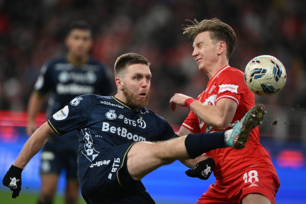 Иван Сергеев (слева) - один из немногих игроков "Динамо", к кому не может быть претензий у фанатов москвичей.