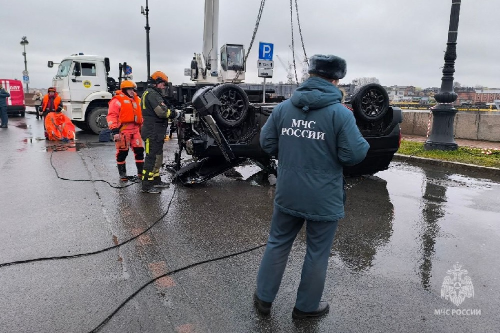 Автомобиль Haval H3 после извлечения из Невы