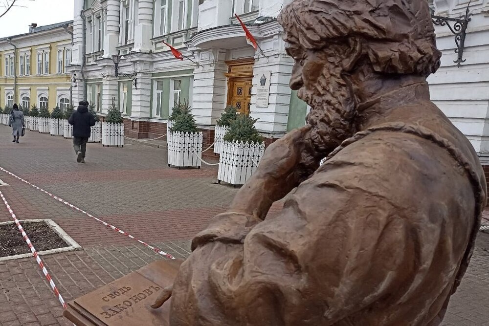 У мэрии Вологды появился бронзовый Ходок