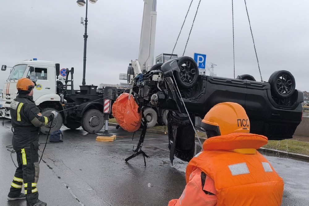 Извлечение из воды автомобиля, упавшего в Неву