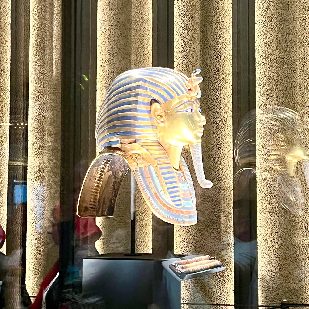 Погребальная маска фараона Тутанхамона ранее была экспонатом Каирского музея, где её нельзя было фотографировать. Сейчас же шедевр ювелирного искусства весом 321,5 унций 24- каратного золота ( 10,23 кг, высота 54 см, ширина 39,3 см) доступна как для обозрения, так и для фото и видео съемки