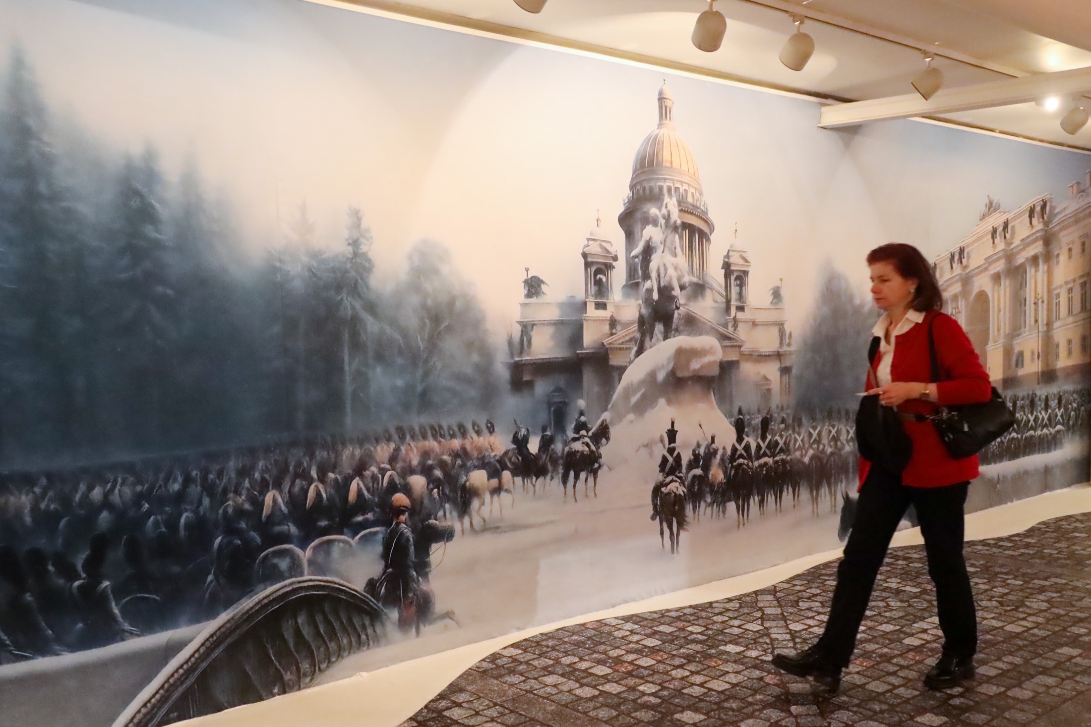 В центральном зале выставки во всю стену - Сенатская площадь 14 декабря
1825 года с построением полков вокруг памятника Петру. 