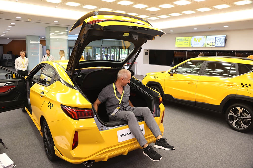 Самозанятые таксисты обычно работают на личных автомобилях, чаще всего - иномарках.