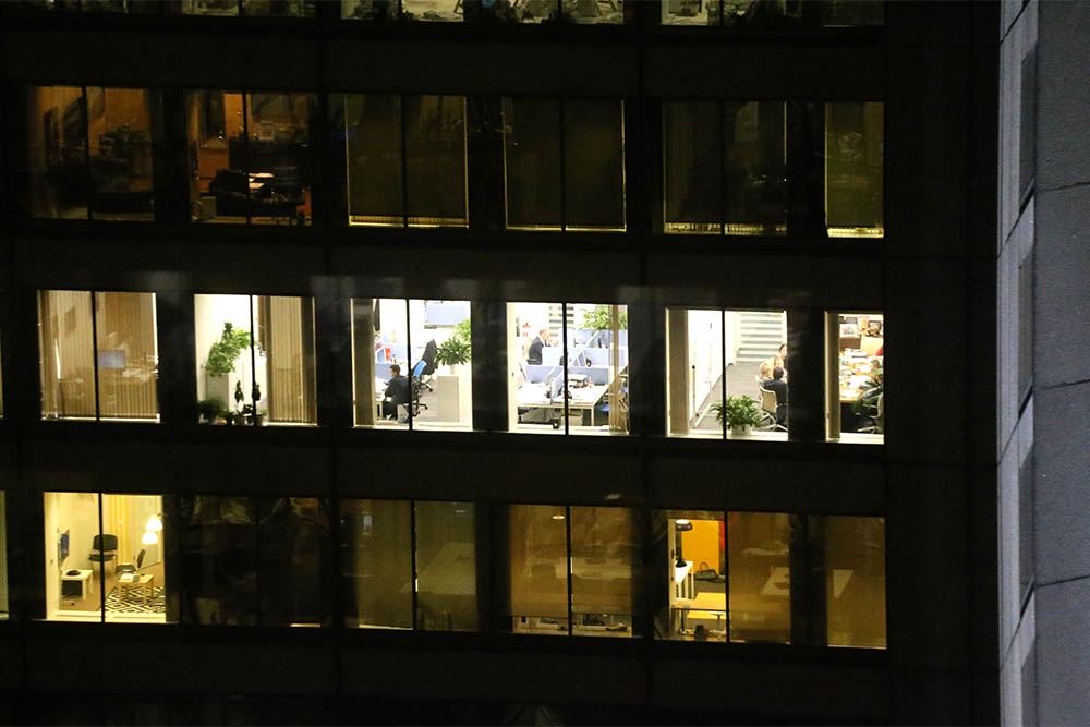 Люди смогут чаще оставаться в офисе по вечерам, чтобы подзаработать.