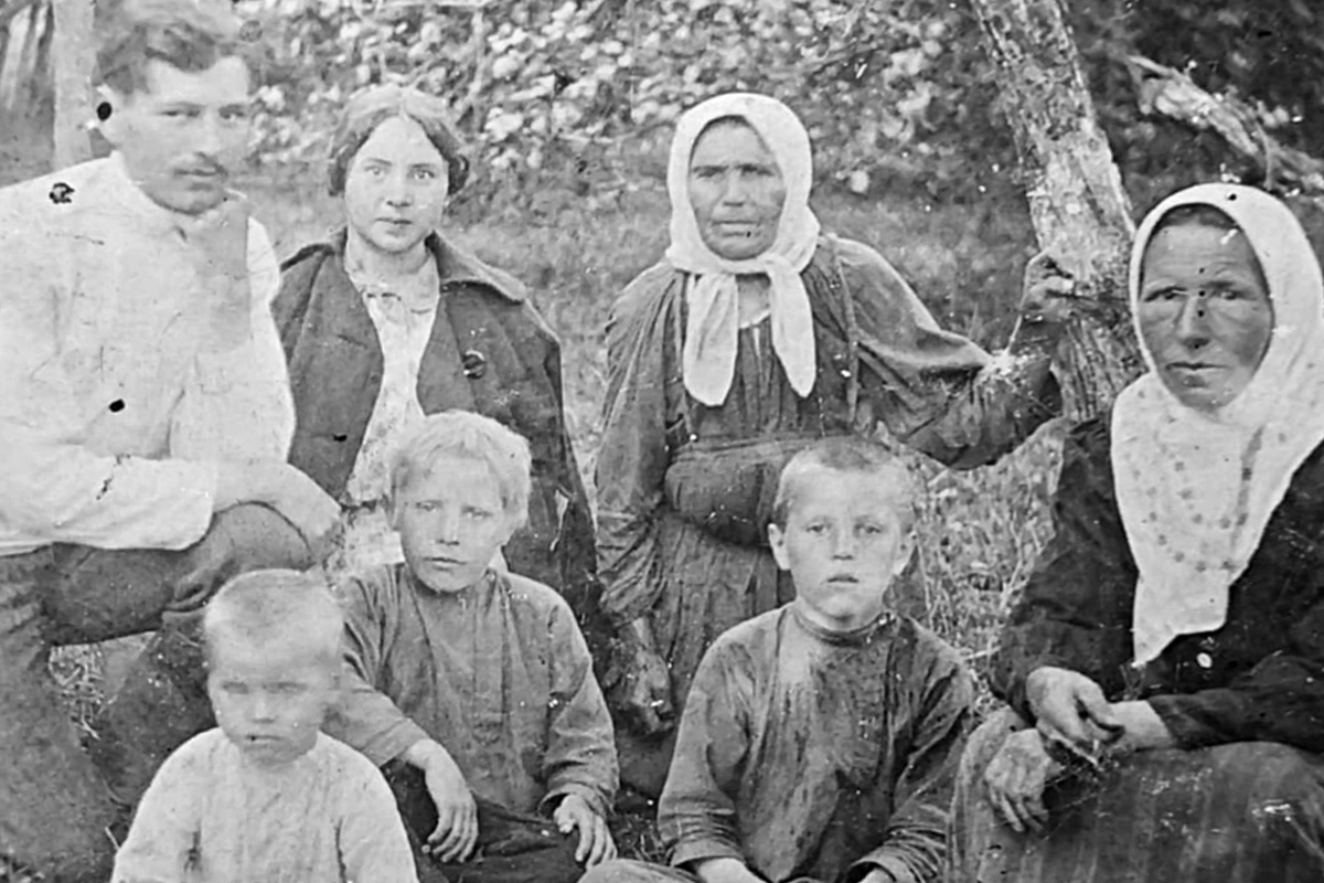 Варка варенья в селе Кишлеево Владимирского уезда 1 августа 1914 года. Сидит слева с миской - отец автора этого материала.