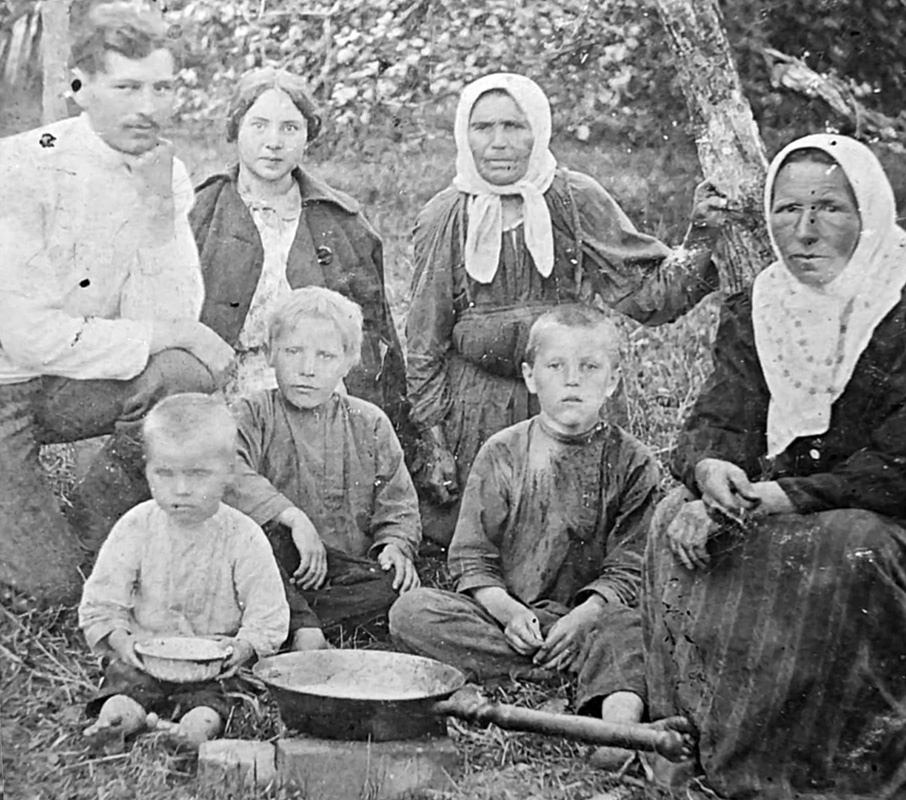Варка варенья в селе Кишлеево Владимирского уезда 1 августа 1914 года. Сидит слева с миской - отец автора этого материала.