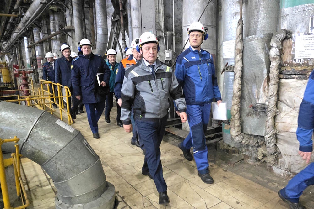 Глава региона Игорь Кобзев (слева) посетил аварийную ТЭЦ и обсудил с энергетиками план действий.