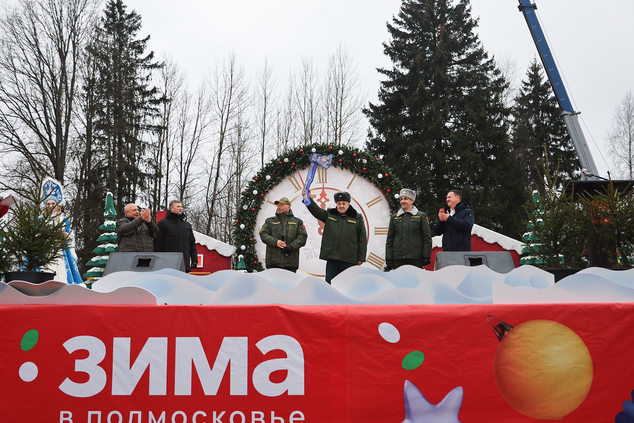 Праздничную ель, выбранную лесничими Рузского района, привезут в Москву уже 10 декабря.