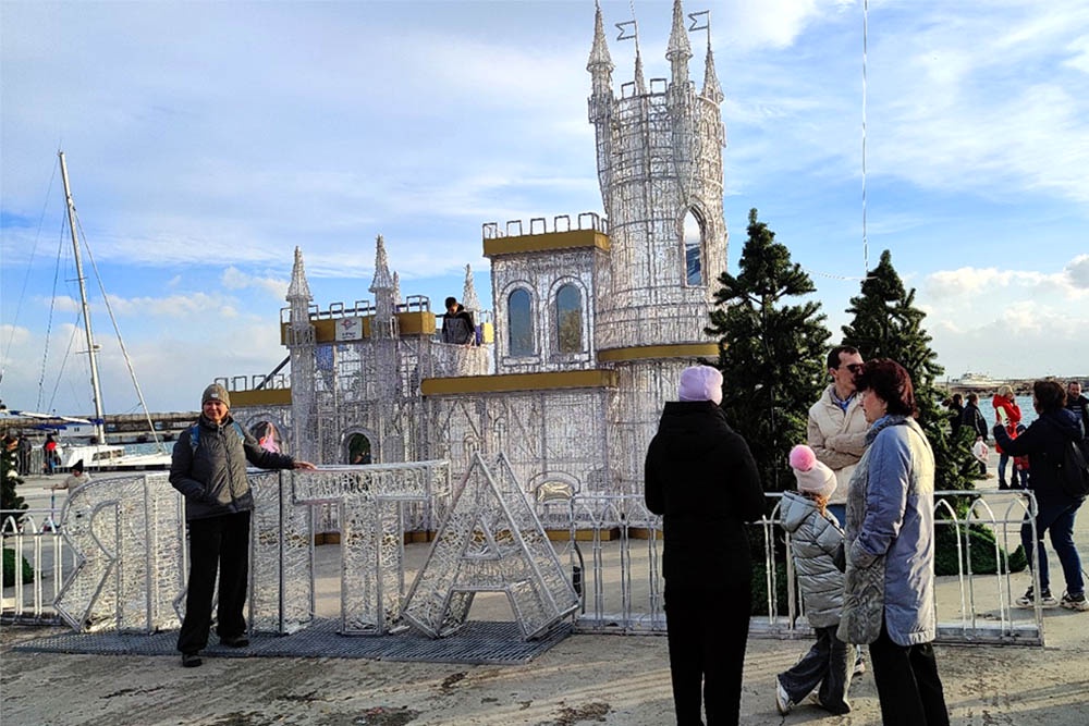 В крымских городах-курортах к Новому году уже начали украшать набережные.