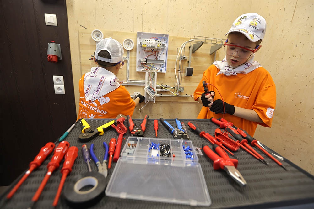 Конкурсантам требовалось провести проводку в квартире так, чтобы все приборы работали и не было замыкания.