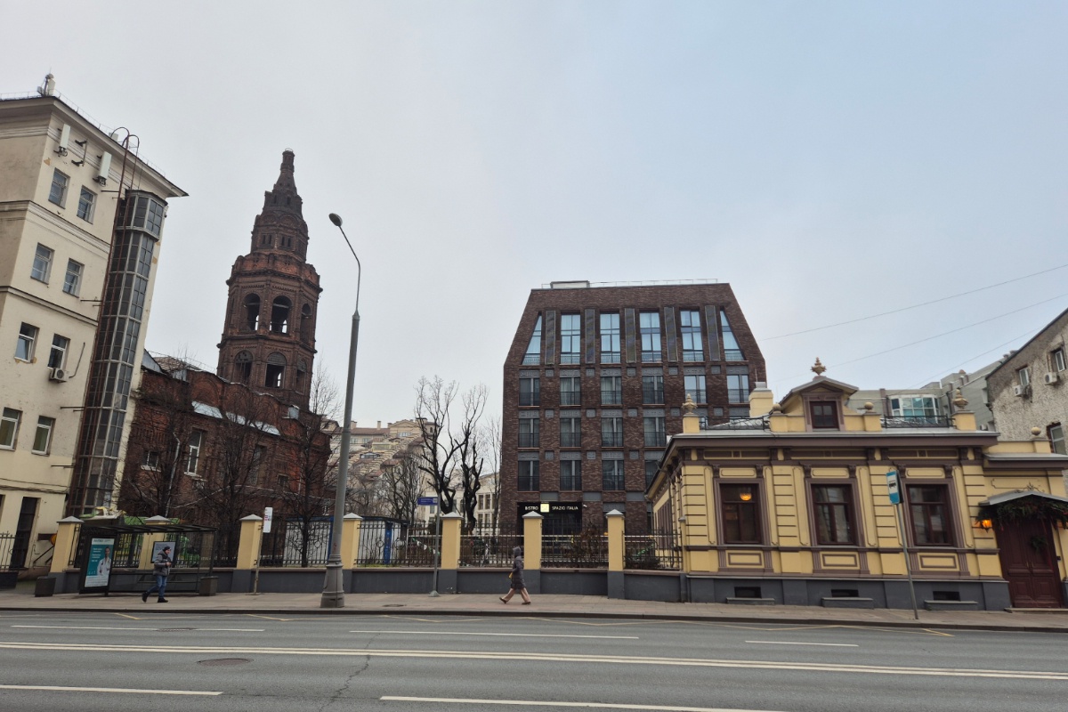 Колокольня Никольского храма на Долгоруковской улице и новая застройка рядом с ней.