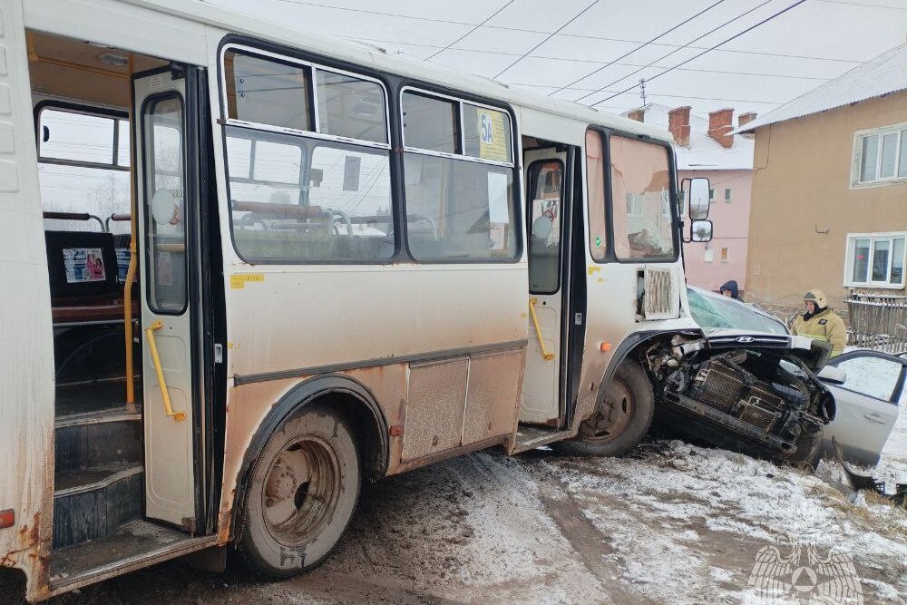 Двое доставлены в больницу после ДТП с участием машины и автобуса в Ивановской области. Двое доставлены в больницу после ДТП с участием машины и автобуса в Ивановской области.