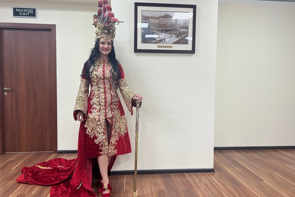 На конкурс в Египте нижегородка привезла костюм "Петр Первый - окно в Европу" весом 12 килограммов.