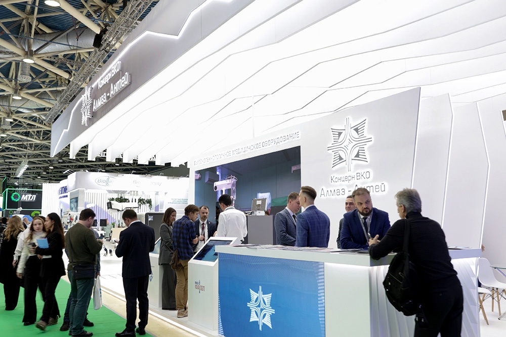 У стендов с новейшим медицинским оборудованием на выставках всегда много посетителей.