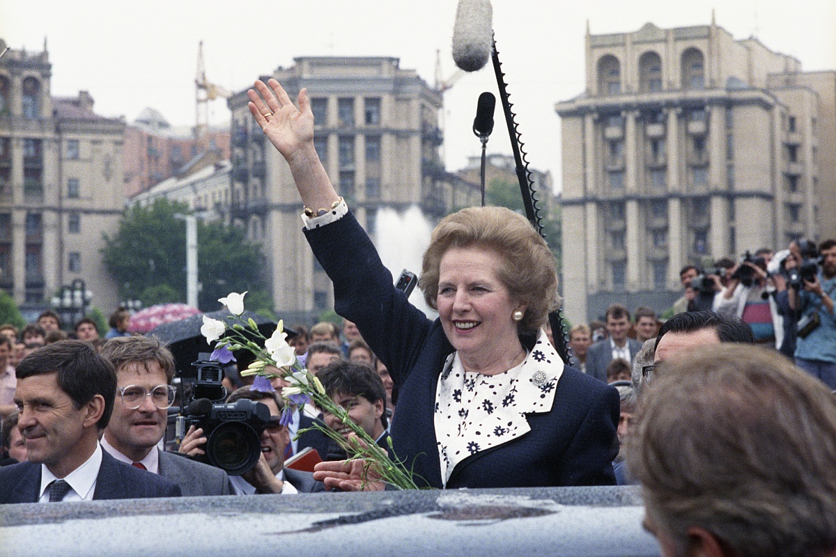 Маргарет Тэтчер во время нахождения у власти много путешествовала по миру. На фото: "Железная леди" в столице Украинской ССР в 1990 году. Маргарет Тэтчер во время нахождения у власти много путешествовала по миру. На фото: "Железная леди" в столице Украинской ССР в 1990 году.