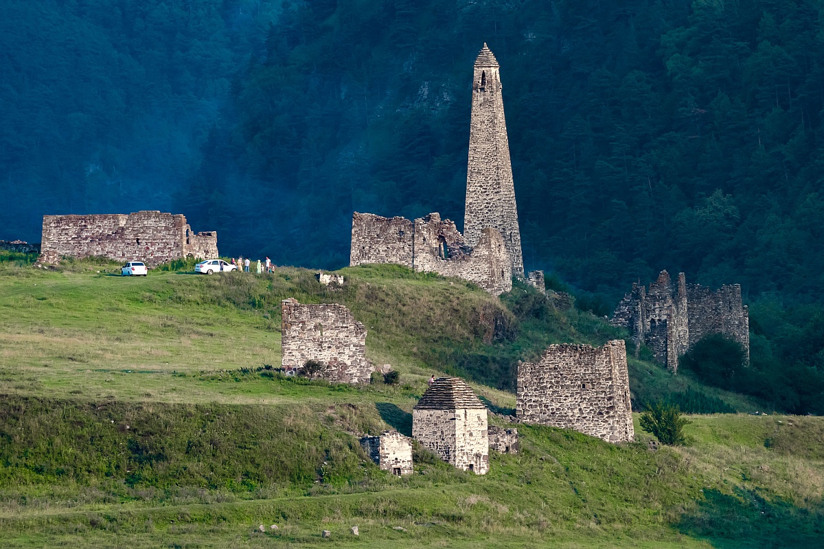 В седьмом склепе башенного комплекса Нижний Пуй в Ингушетии реставраторы нашли старинные женские украшения.