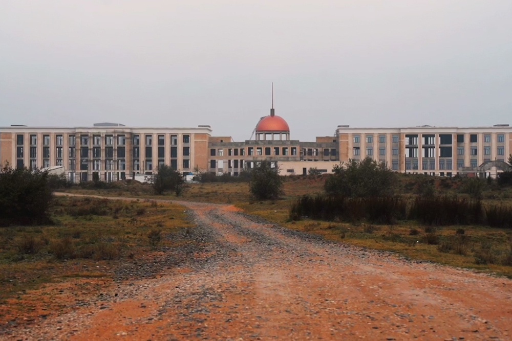 Комплекс занимает пять гектаров и включает около 10 зданий и сооружений.