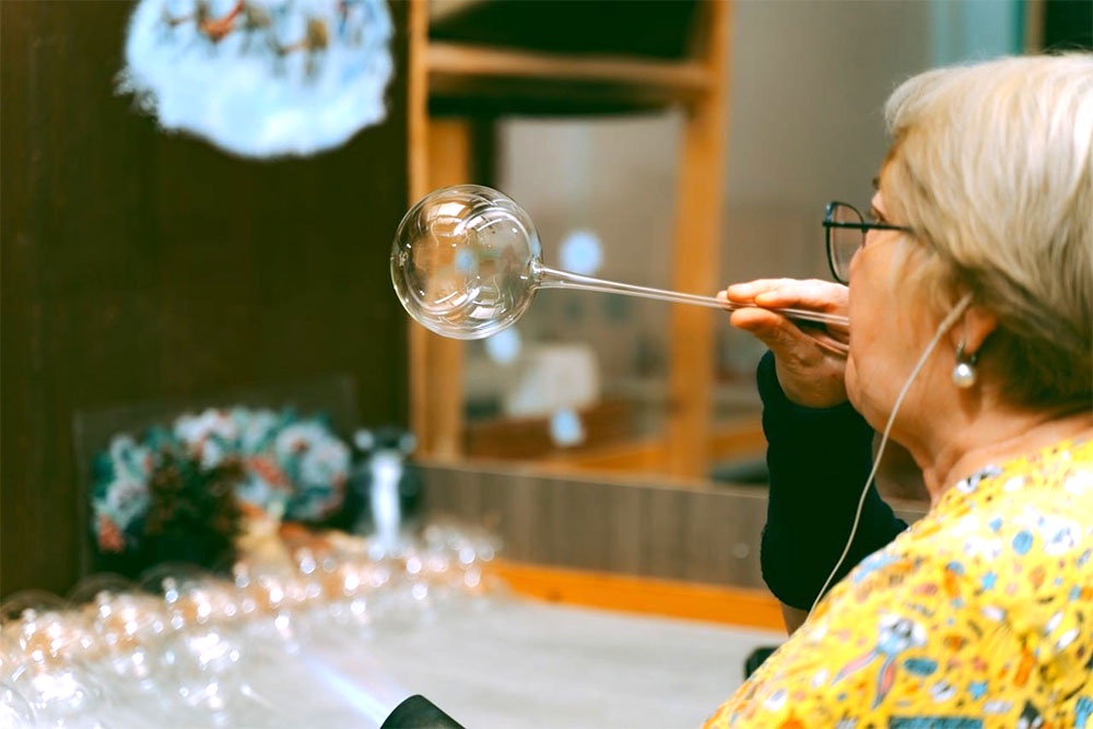 Сначала стеклодув превращает тонкую трубочку в идеальный шар.