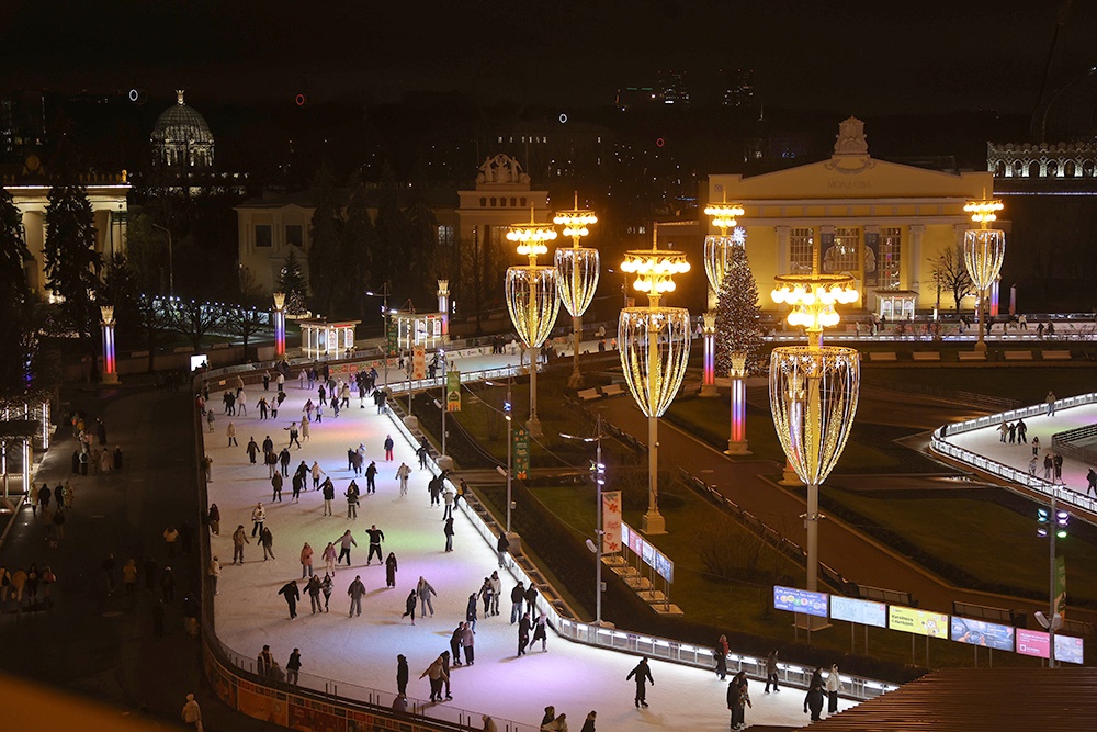 На катке ВДНХ часто проходят ледовые шоу, где участвуют профессиональные фигуристы. На катке ВДНХ часто проходят ледовые шоу, где участвуют профессиональные фигуристы.