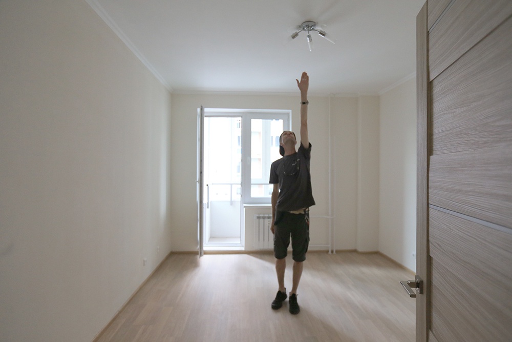 Самую дешевую квартиру сдают пустой - без мебели и техники. 