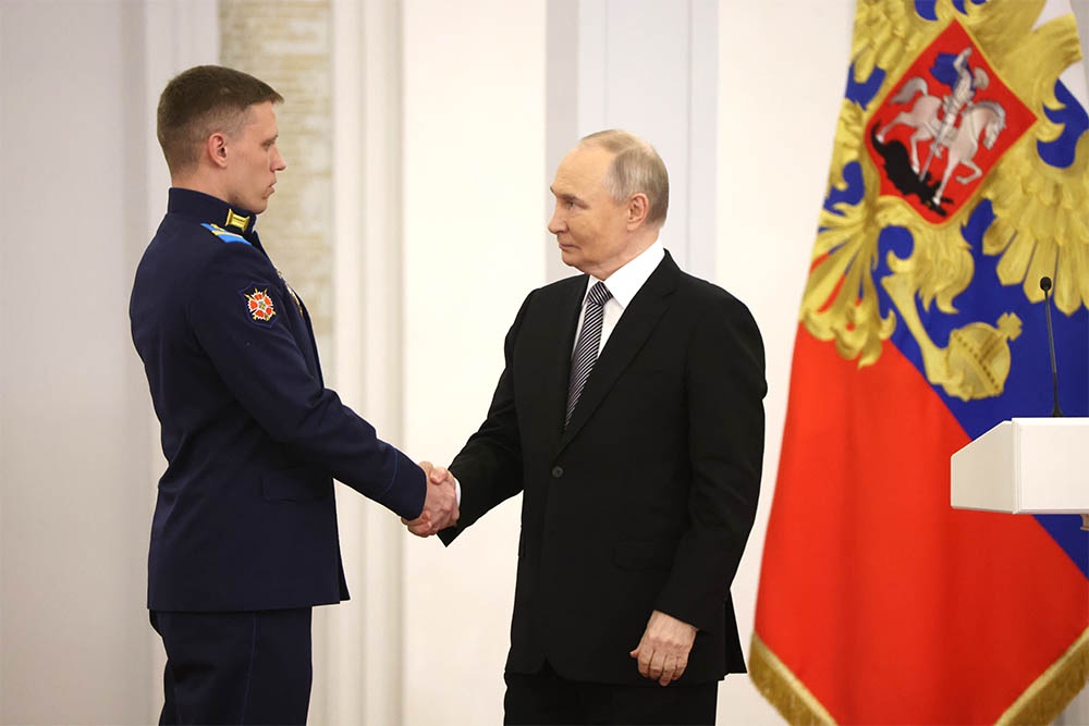 Владимир Путин поздравляет с наградой младшего сержанта ВС РФ Михаила Тамбовцева.