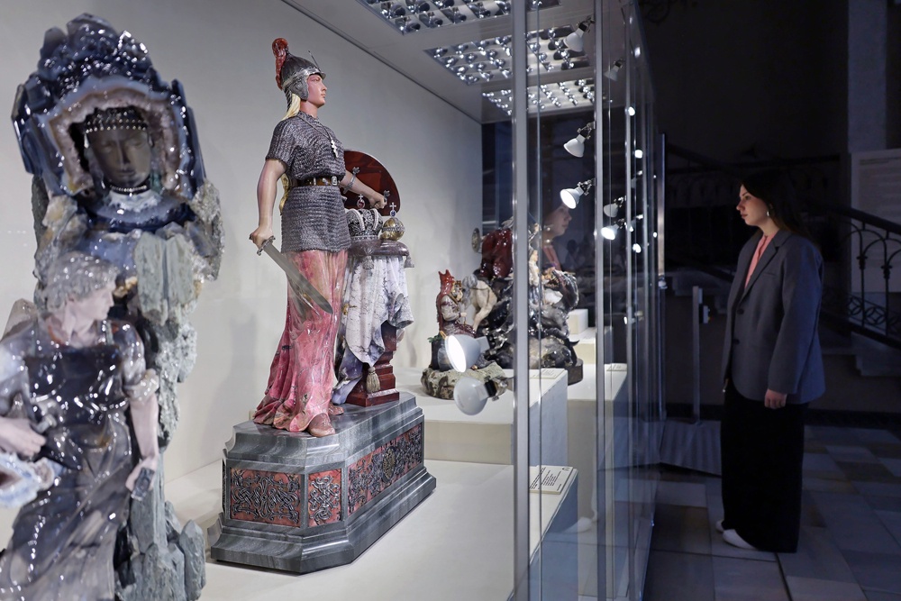 60 шедевров камнерезного искусства выставили в главном зале музея ИЗО.