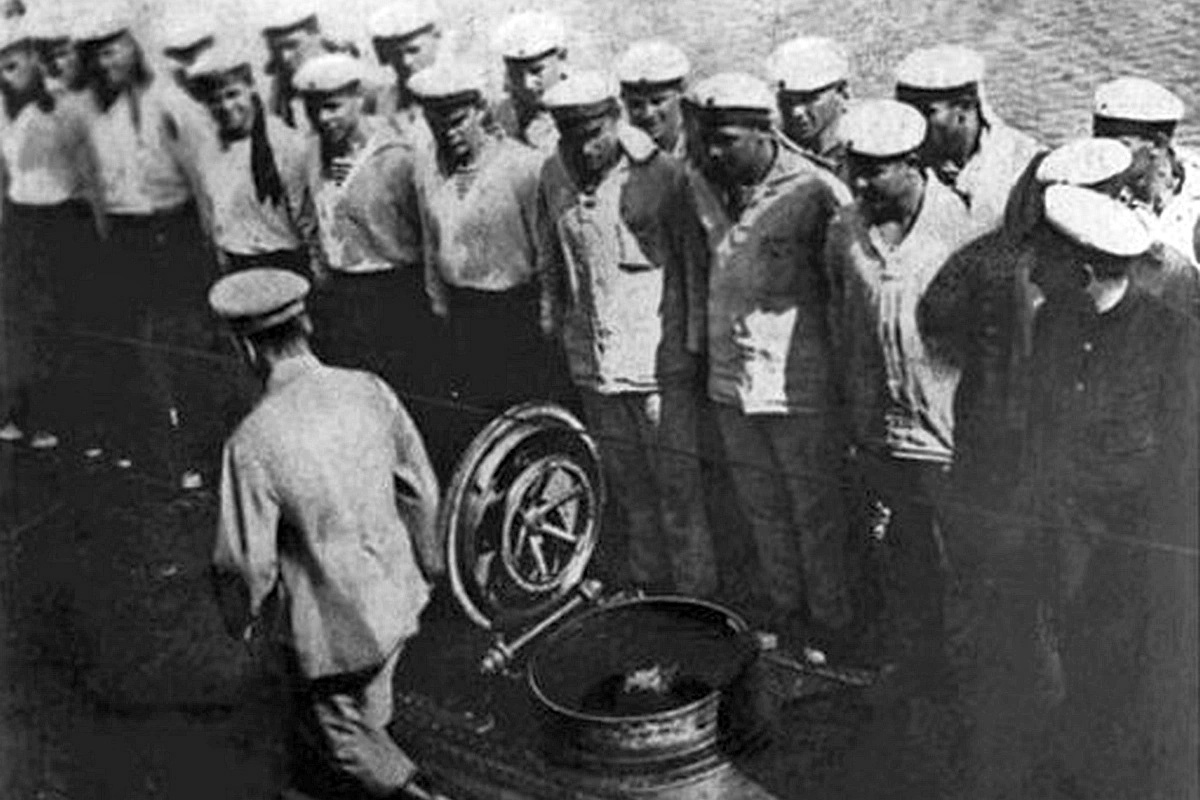 Иосиф Сталин (кадр со спины) покидает подводную лодку Д-1 в составе ЭОН-1 в Беломорске в 1933 году. Иосиф Сталин (кадр со спины) покидает подводную лодку Д-1 в составе ЭОН-1 в Беломорске в 1933 году.