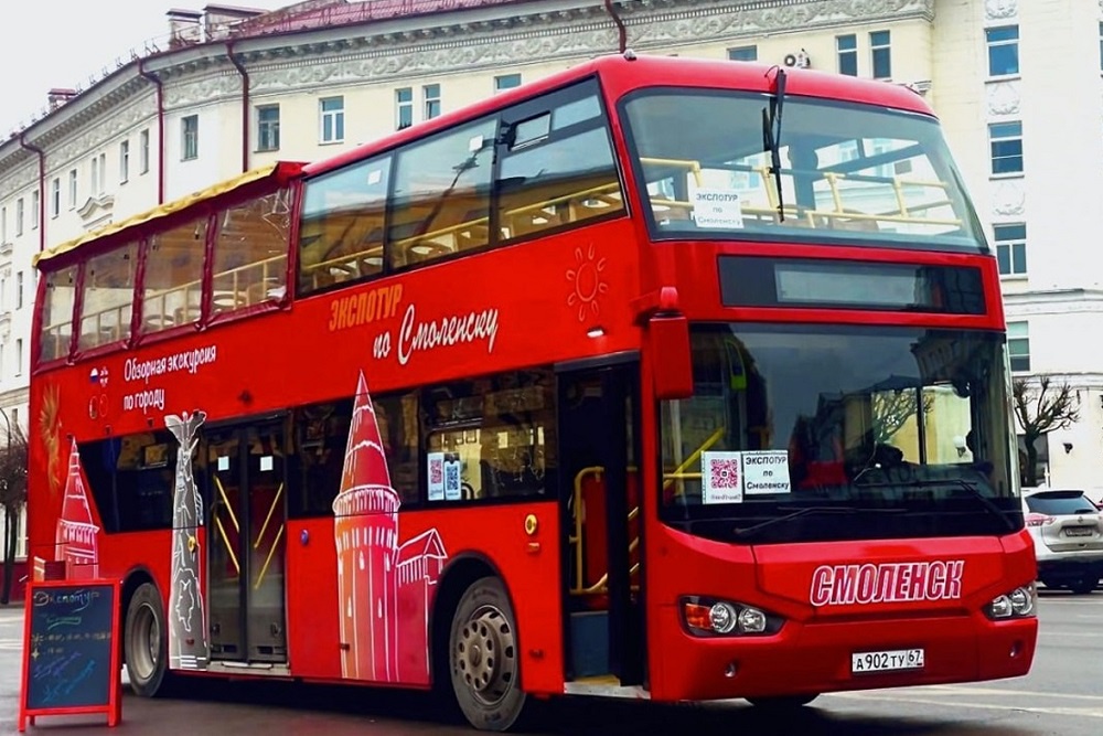 Экскурсионный даблдекер курсирует по улицам Смоленска каждый день.