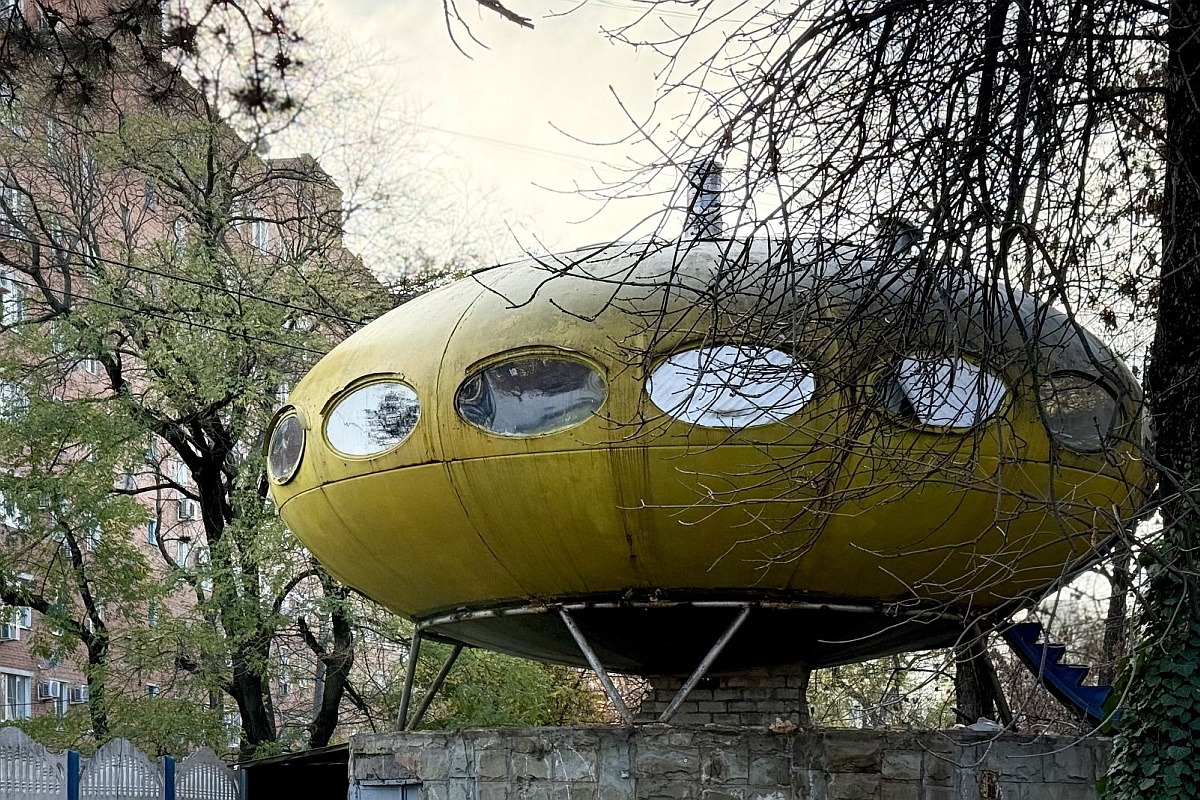 В последнее время "тарелка" находится в неприглядном состоянии - окна забиты, "обшивка" попорчена, внутри - полная разруха.