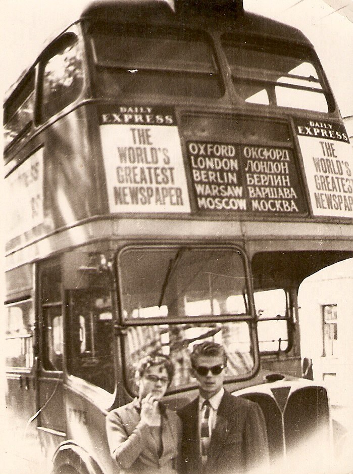 Юрий Тимофеев с женой возле английского автобуса в Москве в 1959-м. Юрий Тимофеев с женой возле английского автобуса в Москве в 1959-м.