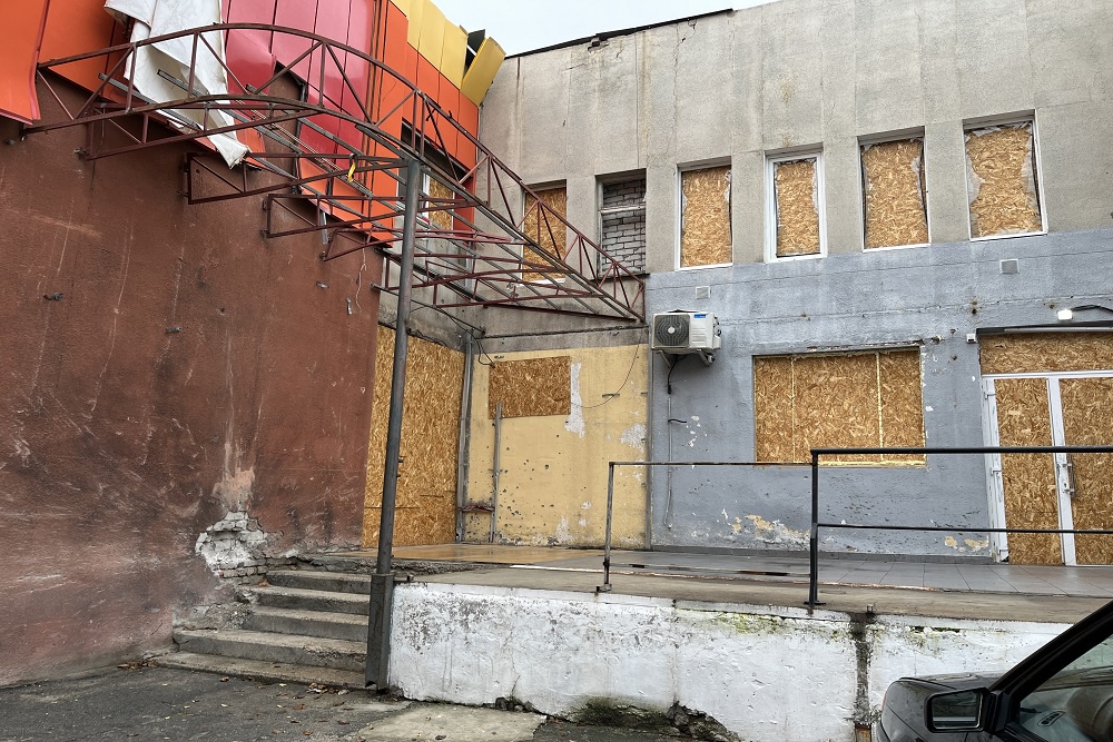 Теракт произошел возле входа в здание, где заседают депутаты Новой Каховки Теракт произошел возле входа в здание, где заседают депутаты Новой Каховки