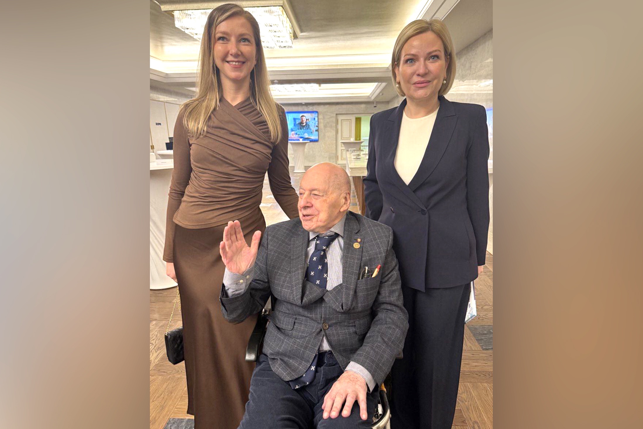 Поэт Анастасия Орлова, лауреат премии Евгений Солонович, министр культуры РФ Ольга Любимова. Поэт Анастасия Орлова, лауреат премии Евгений Солонович, министр культуры РФ Ольга Любимова.